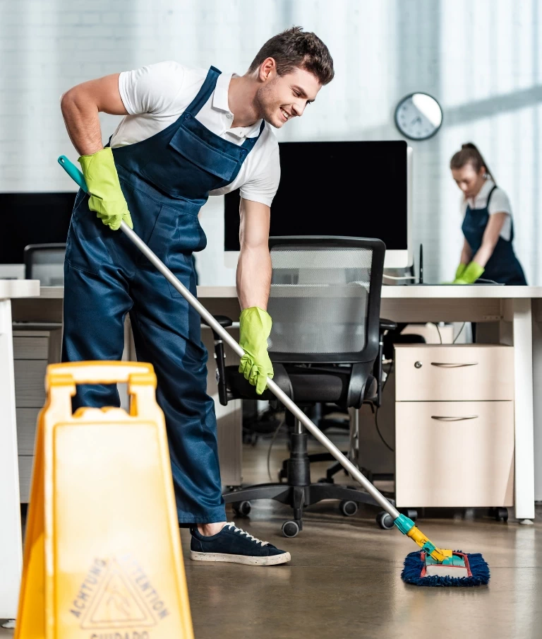 mężczyzna sprzątający biuro